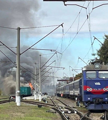 Оккупанты нанесли удар по железнодорожному вокзалу в Шосткинской громаде: попали в поезд, пострадали около 30 человек
