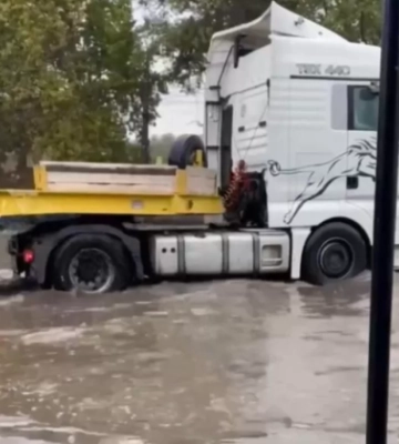 Одесса снова идет под воду — город накрыл ливень, на дорогах образовались «реки», видео