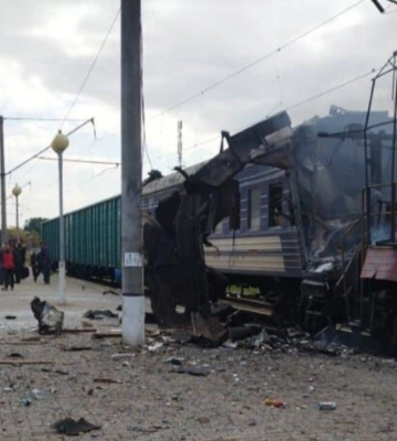 Щонайменше 8 поранених унаслідок удару БпЛА по пасажирських потягах у Шостці
