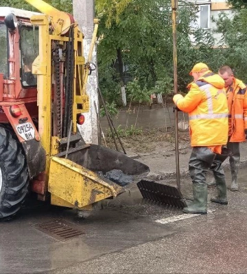 В Одесі знову вирує негода: деякі вулиці вже підтоплені
