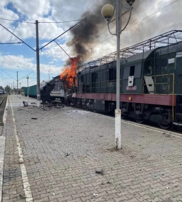Ворог вдарив по вокзалу у Шостці, коли люди сідали на потяги
