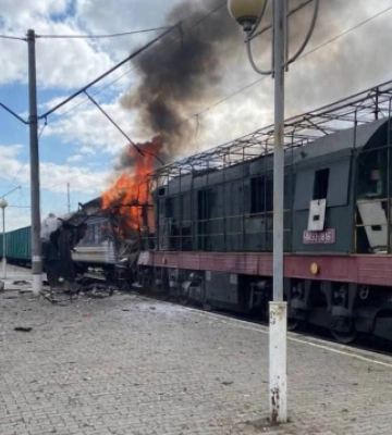 "Укрзализныця" отменяет ряд поездов из-за удара РФ по вокзалу  в Шостке