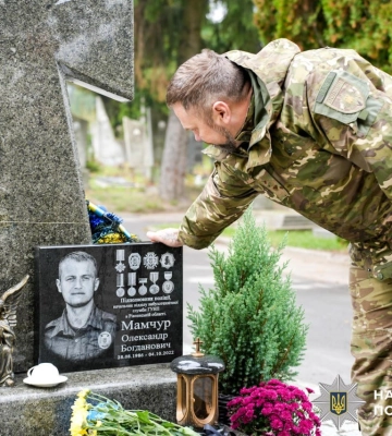 Принесли його улюблену каву з цукерками: вшанували пам'ять головного вибухотехніка Рівненщини (ФОТО)