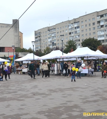 Ярмарок ветеранського бізнесу в Луцьку супроводжували виступи артистів. Фоторепортаж