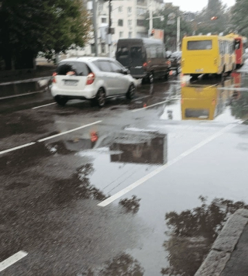 Одесу знову накрила негода: підтоплено низку вулиць