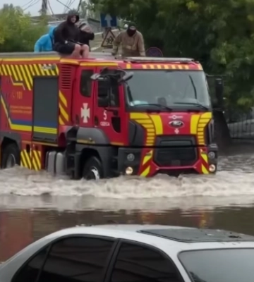 Луцьк пішов під воду після потужної зливи: затопило парк Лесі Українки, Старий ринок та вулиці