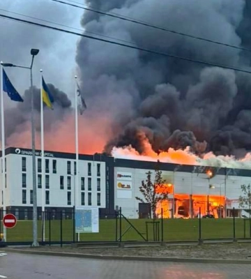 Во Львове просят закрыть окна: какой объект горит после атаки России