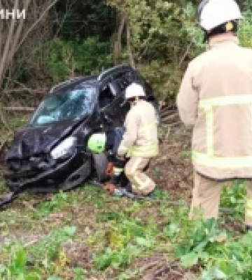 Поблизу Острога легковий автомобіль злетів у кювет