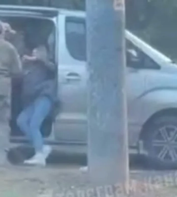 В Одесі цивільні та працівники «швидкої» заблокували бус ТЦК – відео