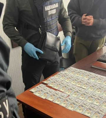 На Дніпропетровщині затримано посадовця, який за хабар погоджував розміщення рекламних споруд