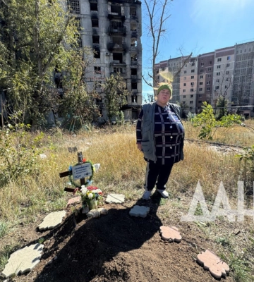 Во дворах Угледара — стихийные кладбища: год спустя тела погибших так и не перезахоронили