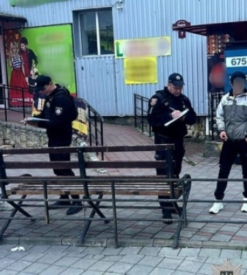 У Вінниці біля торгового центру чоловік вчинив стрілянину