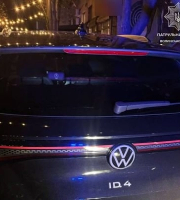 У Луцьку патрульні зупинили Volkswagen, яким керував неповнолітній юнак без прав