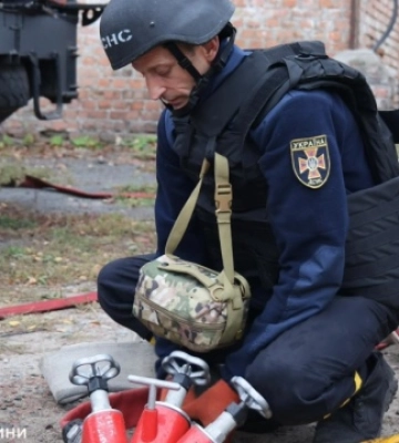 Рятувальники ліквідували пожежу на заправці у Чернігові, спричинену російським обстрілом