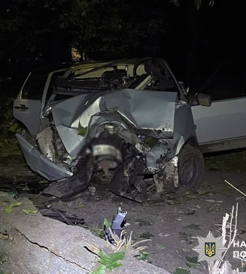 У Шепетівці легковик врізався у перешкоду: внаслідок ДТП постраждали троє юнаків, - поліція