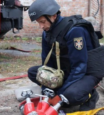 Рятувальники загасили пожежу на заправній станції Чернігова після російського обстрілу