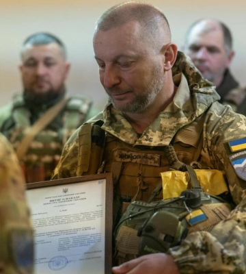 Степан Барна, командир роти «Барні», отримав пістолет Glock‑17 від Міноборони