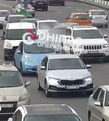 Зіштовхнулись чотири автівки: у Дніпрі на мосту сталася ДТП