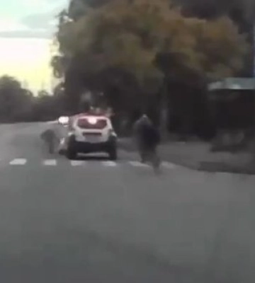 У Дніпрі автомобіль ТЦК збив чоловіка, який тікав від чоловіків у військовій формі: "Бл#дь! Ловят человека. Сбили, суки!". ВIДЕО