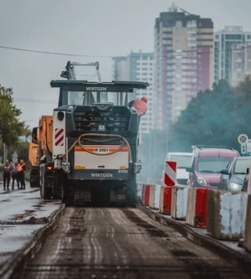 П’ять кілометрів за мільярд гривень. У Києві розпочався капітальний ремонт Харківського шосе — фото