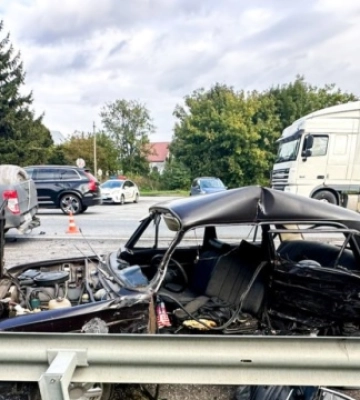 На Рівненщині «ВАЗ» зіткнувся з волонтерським авто: є загиблий та поранена