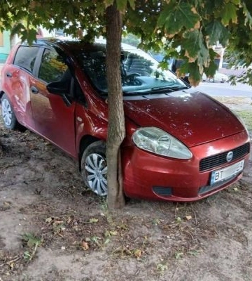 Вантажівка "відправила" легковик в дерево