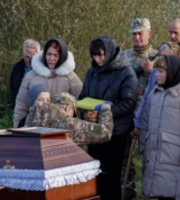 Сім місяців вважали зниклим безвісти: громада на Волині попрощалася із захисником