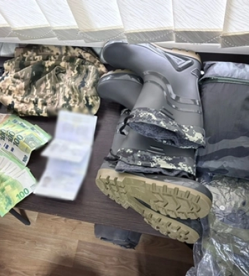 З кусачками і гумовими чоботами: на Волині затримали молодиків, які лізли через кордон