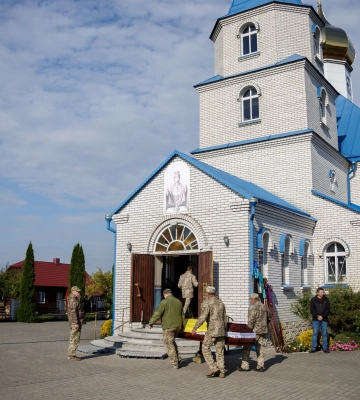 Понад пів року вважався зниклим безвісти: на Волині попрощалися з Героєм Дмитром Макаревичем