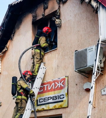 Ужгородські рятувальники ліквідували пожежу мікроавтобуса