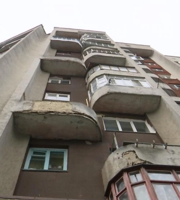 В одній із багатоповерхівок Рівного сталася трагедія: подробиці інциденту (ВІДЕО)