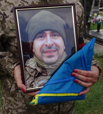 Уквітчані дороги і коридор шани: на Волині попрощались з військовим Михайлом Ткачуком