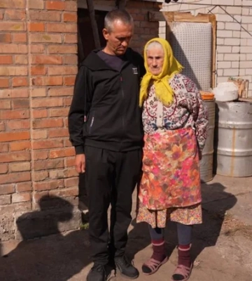 «Знав, що там обстріли йдуть». Захисник, який повернувся з полону, вивіз свою бабусю з прифронтового села