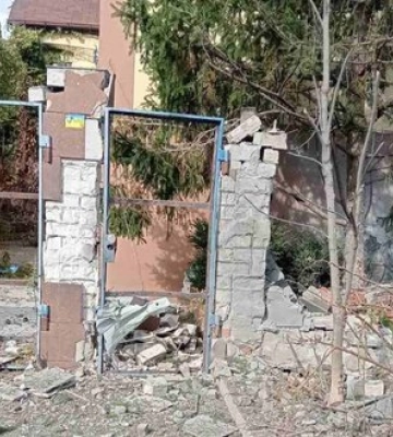 Понад 30 атак за день: ворог обстріляв Нікопольський район, пошкоджено приватні будинки і ЛЕП. ФОТОрепортаж