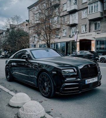 В Киеве заметили раритетный спортивный Rolls-Royce со стильным тюнингом 