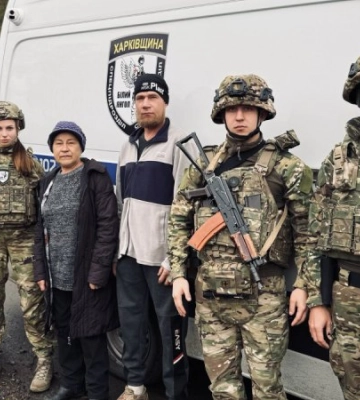 Поліцейські евакуювали матір і сина з-під обстрілів на Харківщині