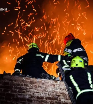 На Полтавщині російські дрони підпалили адмінбудівлю та пошкодили будинок, ДСНС показала наслідки