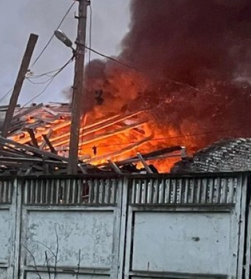 Рашисти атакували "шахедами" аграрне підприємство у Новгород-Сіверському: влучання у склад з зерном, здійнялася пожежа. ФОТОрепортаж