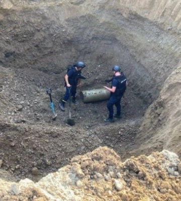 На кількох вулицях Львова виявили уламки ракет і вирву після масованої атаки 5 жовтня