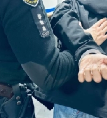 Побили, зірвали золотий ланцюжок та відібрали сумку: в Одесі викрили двох чоловіків у пограбуванні перехожого