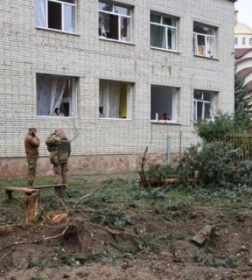 На кількох вулицях Львова виявили уламки ракет і вирву після масованої атаки 5 жовтня
