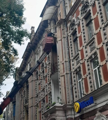 Аварійні елементи демонтували з двох будинків у центрі Одеси