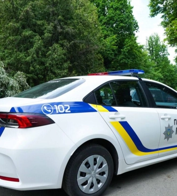 У Сумах водій без прав на ВАЗі врізався у джип і втік (відео)