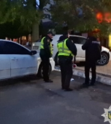 Виїжджала заднім ходом: у Білгороді-Дністровському водійка врізалася у припарковані авто та збила двох дівчат