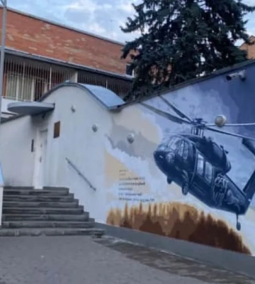 Біля посольства Чехії з’явився мурал з гелікоптером, який чехи подарували ГУР