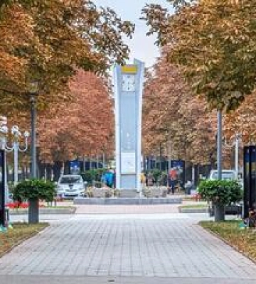 У Полтаві демонтують годинник-МАФ біля ПД "Листопад"