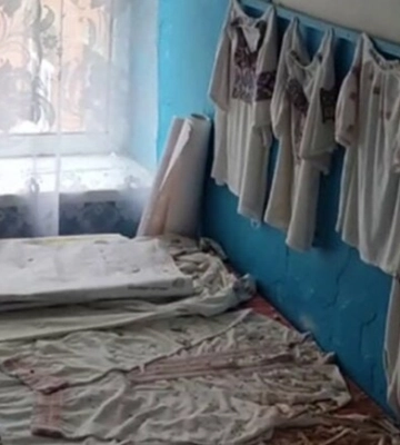 Украинский военный спас старинные вышиванки из разрушенной школы на Харьковщине