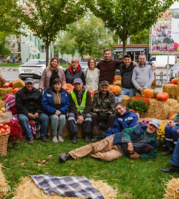 У Дніпрі в сквері Усачова створили осінню фотозону з гарбузами та квітами