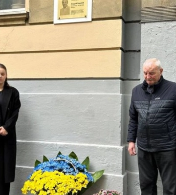 У Львові на місці вбивства Парубія встановили меморіальну дошку і посадили дерево