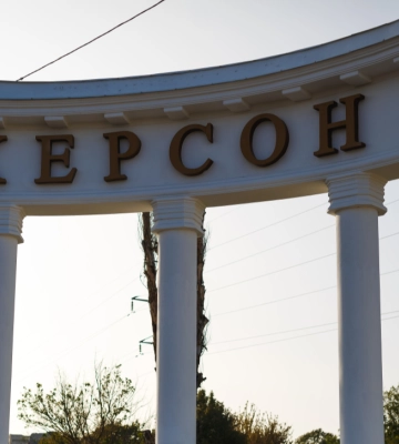 Россияне обстреляли Центральный район Херсона: 3 пострадавших